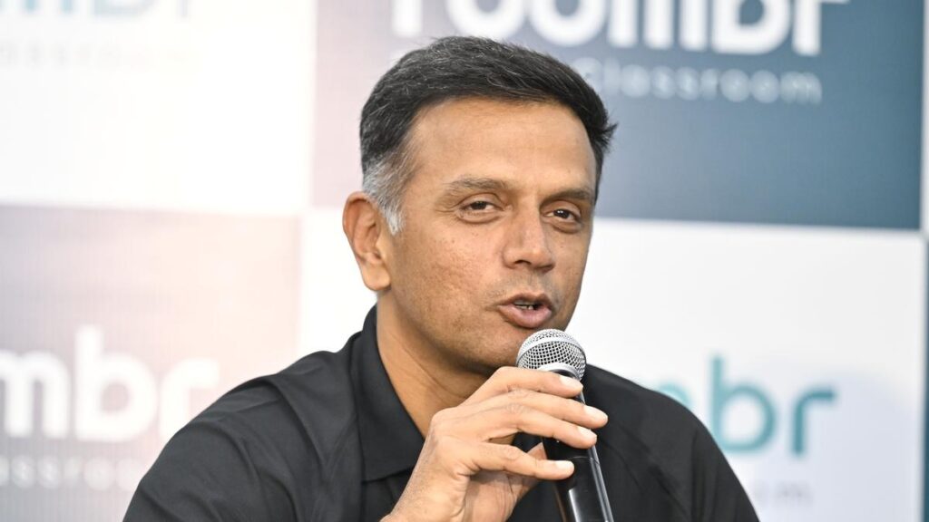 Dravid turns up for league, has a stint with son Anvay